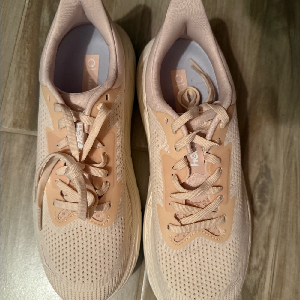 Brand new never worn, women’s Hoka Arahi 7 running shoes.  Size 9 B.